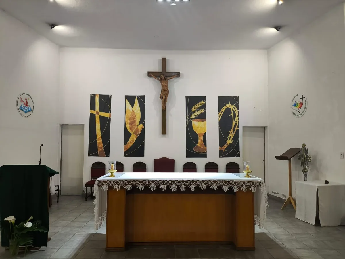 Altar y crucifijo de la Parroquia Cristo Obrero